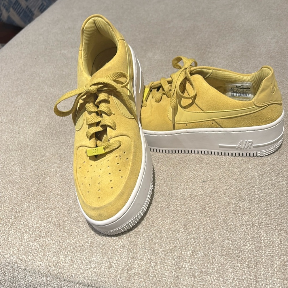 Fun Nike Air women’s tennis shoes in size 8 1/2 US!